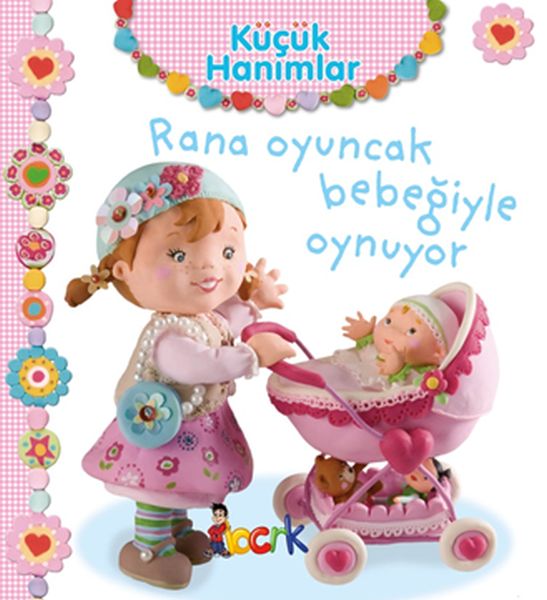 rana-oyuncak-bebegiyle-oynuyor-kucuk-hanimlar